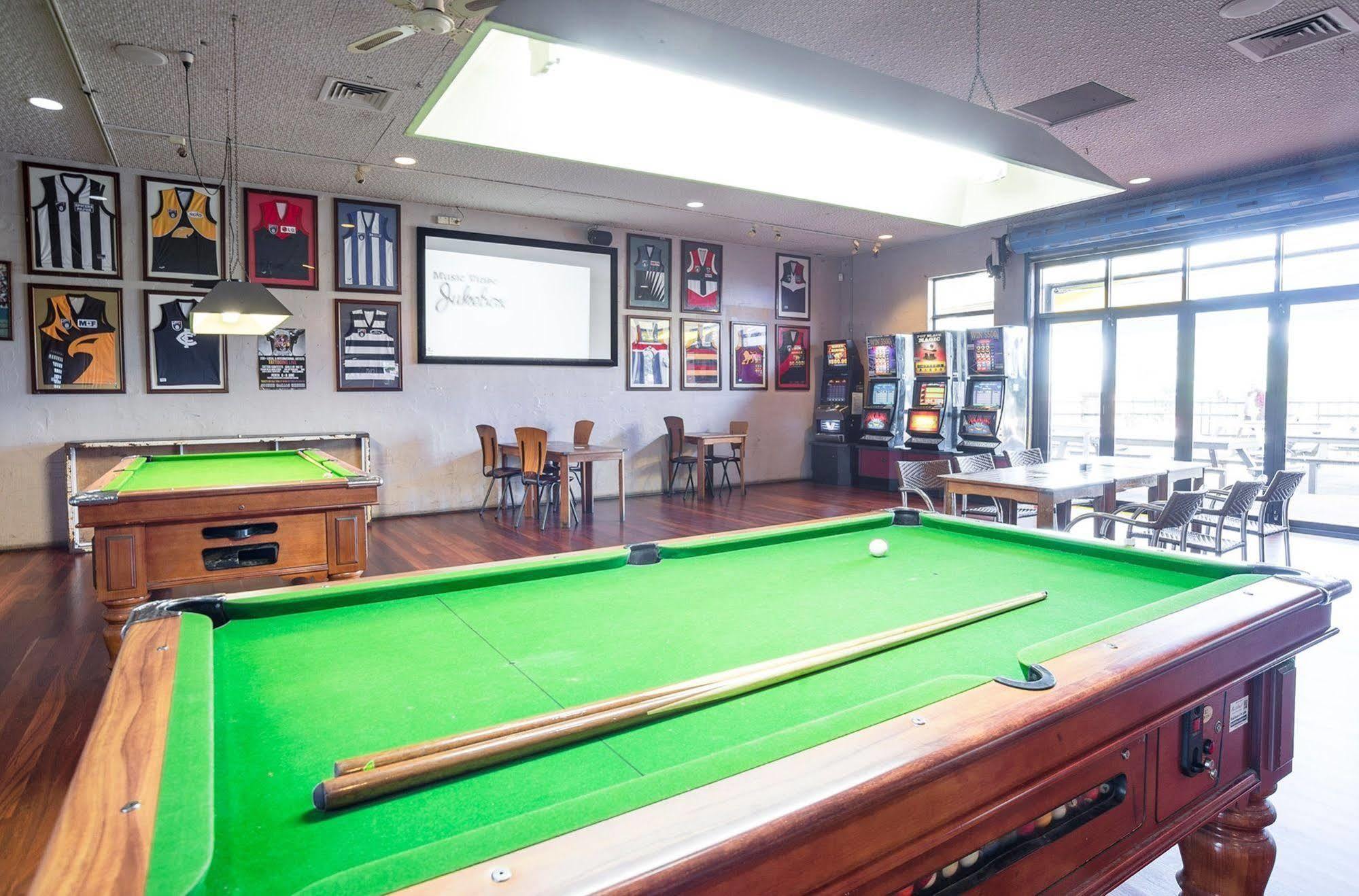 Nightcap At Wanneroo Tavern Buitenkant foto