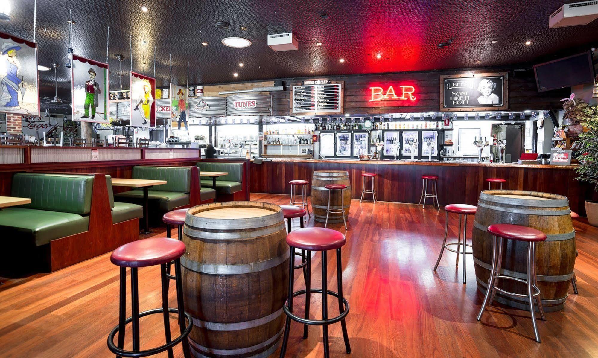 Nightcap At Wanneroo Tavern Buitenkant foto