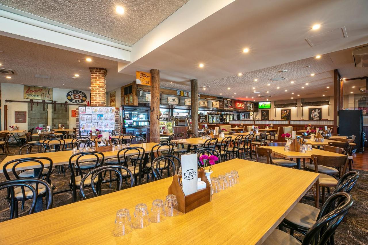 Nightcap At Wanneroo Tavern Buitenkant foto